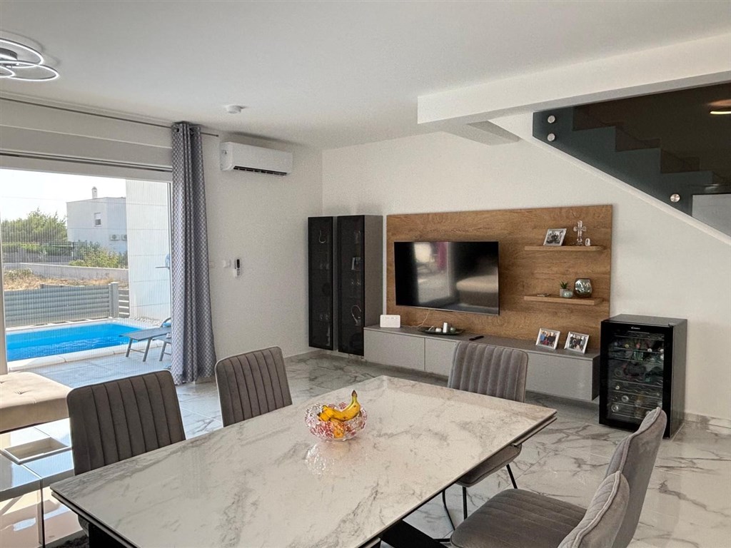 na-prodej-polovina-moderne-postaveneho-rodinneho-dvojdomku-s-bazenem-na-klidnem-miste-vodice-chorvatsko