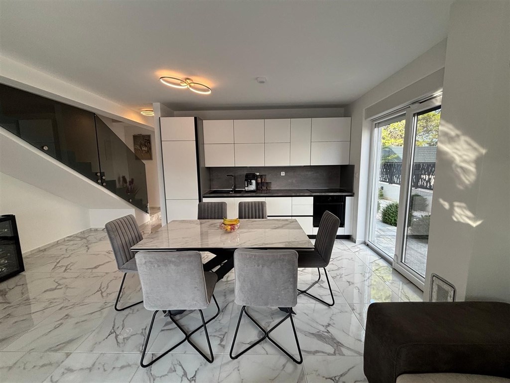 na-prodej-polovina-moderne-postaveneho-rodinneho-dvojdomku-s-bazenem-na-klidnem-miste-vodice-chorvatsko