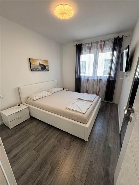 na-prodej-polovina-moderne-postaveneho-rodinneho-dvojdomku-s-bazenem-na-klidnem-miste-vodice-chorvatsko