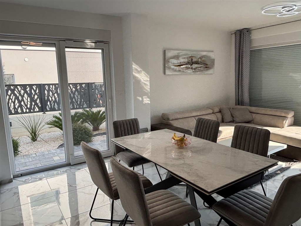 na-prodej-polovina-moderne-postaveneho-rodinneho-dvojdomku-s-bazenem-na-klidnem-miste-vodice-chorvatsko