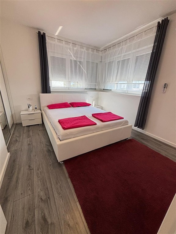 na-prodej-polovina-moderne-postaveneho-rodinneho-dvojdomku-s-bazenem-na-klidnem-miste-vodice-chorvatsko