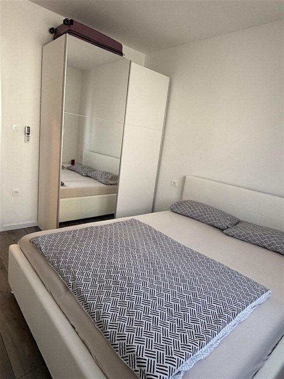 na-prodej-polovina-moderne-postaveneho-rodinneho-dvojdomku-s-bazenem-na-klidnem-miste-vodice-chorvatsko