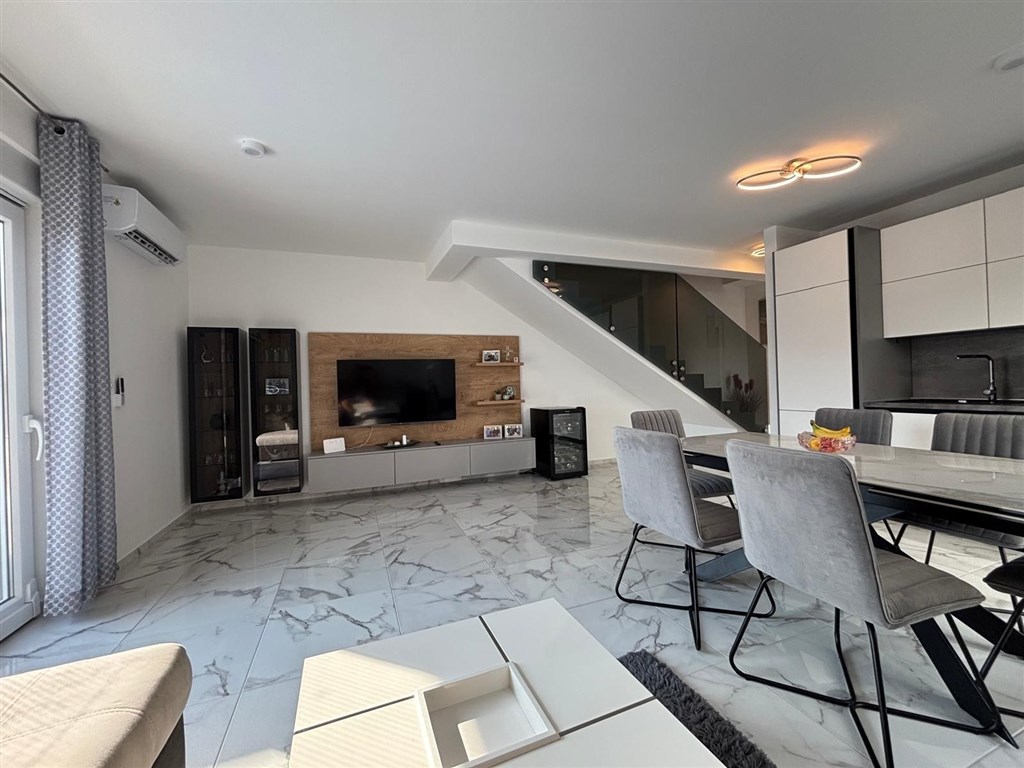 na-prodej-polovina-moderne-postaveneho-rodinneho-dvojdomku-s-bazenem-na-klidnem-miste-vodice-chorvatsko