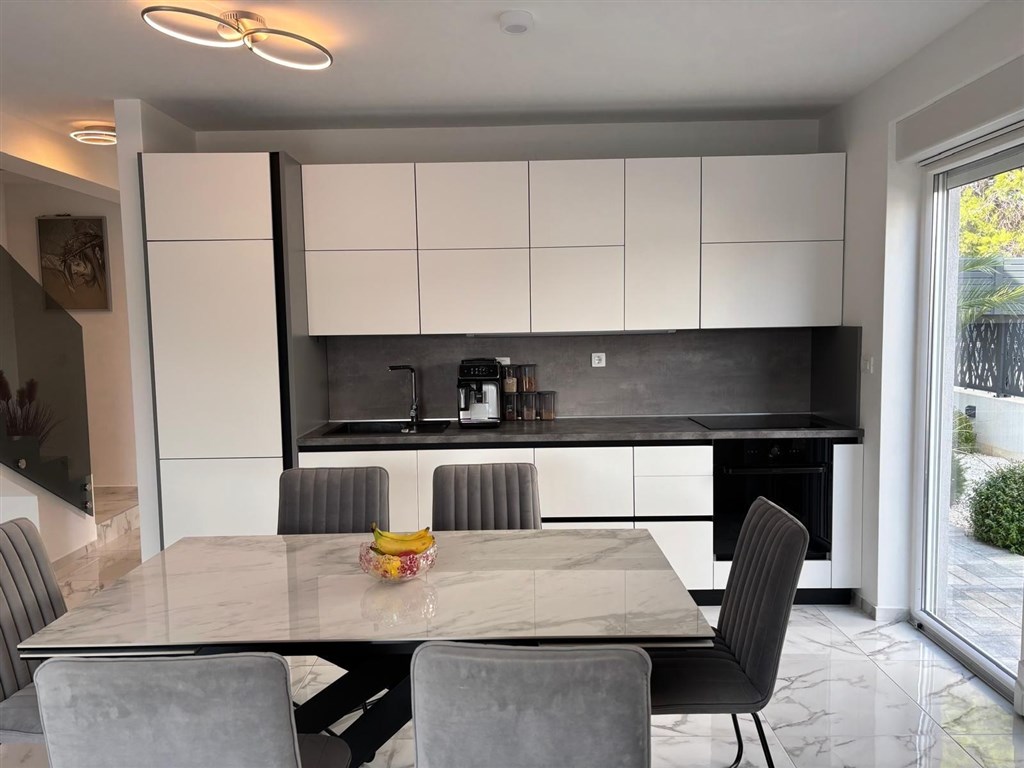 na-prodej-polovina-moderne-postaveneho-rodinneho-dvojdomku-s-bazenem-na-klidnem-miste-vodice-chorvatsko