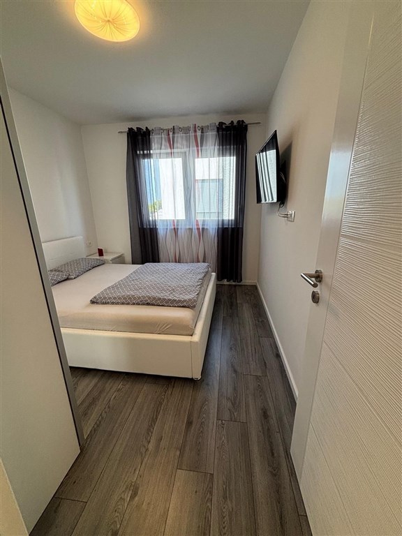 na-prodej-polovina-moderne-postaveneho-rodinneho-dvojdomku-s-bazenem-na-klidnem-miste-vodice-chorvatsko