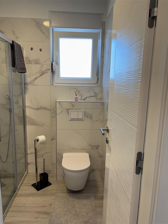 na-prodej-polovina-moderne-postaveneho-rodinneho-dvojdomku-s-bazenem-na-klidnem-miste-vodice-chorvatsko