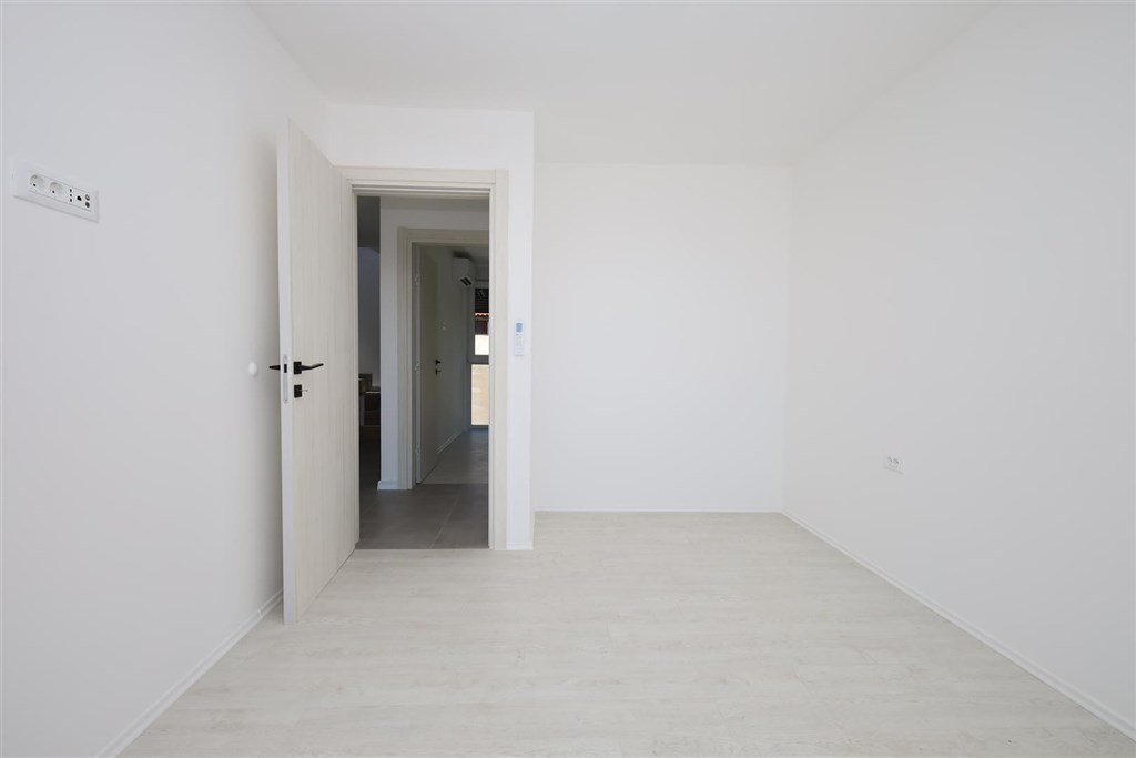 na-prodej-pekny-radovy-dum-se-stresni-terasou-a-vyhledem-na-more-tisno-chorvatsko