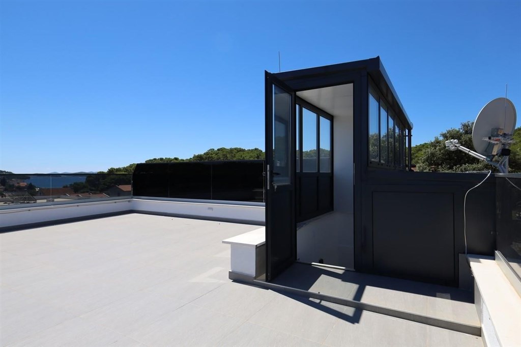 na-prodej-pekny-radovy-dum-se-stresni-terasou-a-vyhledem-na-more-tisno-chorvatsko