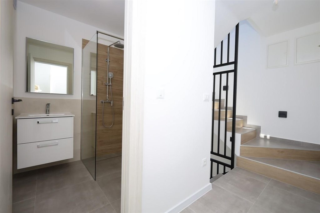 na-prodej-pekny-radovy-dum-se-stresni-terasou-a-vyhledem-na-more-tisno-chorvatsko