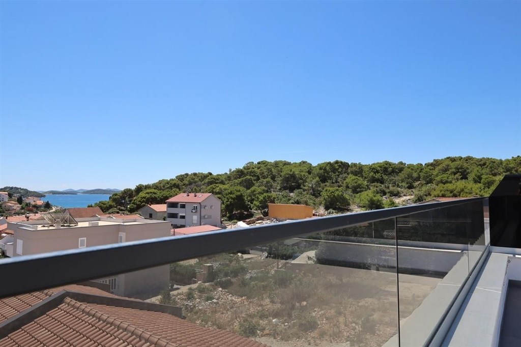 na-prodej-pekny-radovy-dum-se-stresni-terasou-a-vyhledem-na-more-tisno-chorvatsko