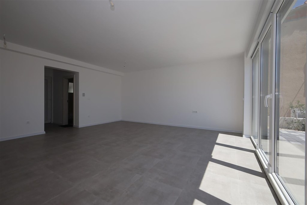 na-prodej-pekny-radovy-dum-se-stresni-terasou-a-vyhledem-na-more-tisno-chorvatsko