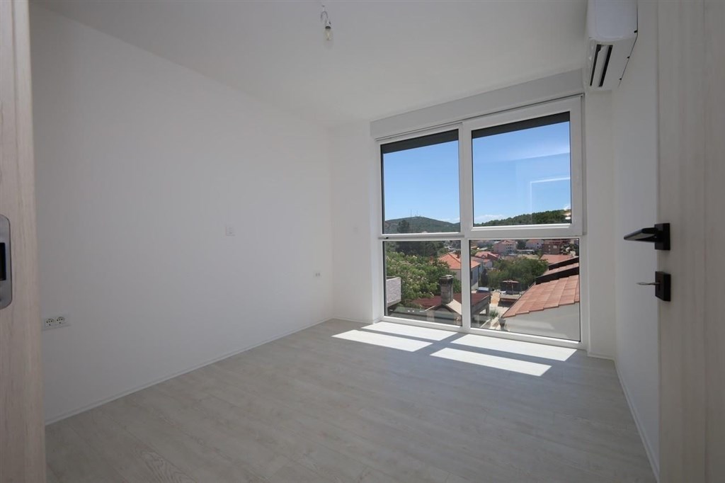 na-prodej-pekny-radovy-dum-se-stresni-terasou-a-vyhledem-na-more-tisno-chorvatsko