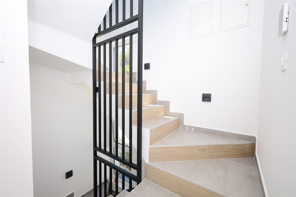 na-prodej-pekny-radovy-dum-se-stresni-terasou-a-vyhledem-na-more-tisno-chorvatsko