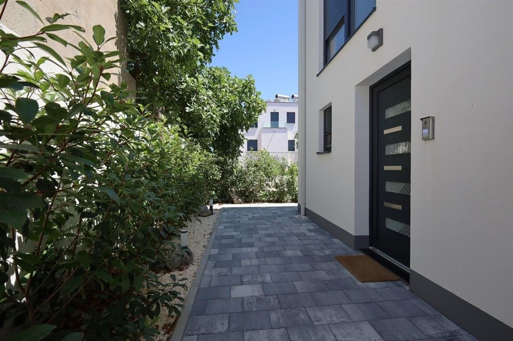 na-prodej-pekny-radovy-dum-se-stresni-terasou-a-vyhledem-na-more-tisno-chorvatsko