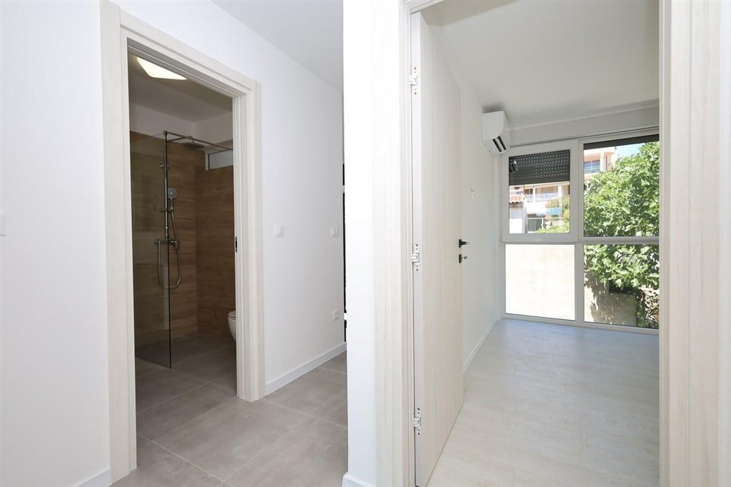 na-prodej-pekny-radovy-dum-se-stresni-terasou-a-vyhledem-na-more-tisno-chorvatsko