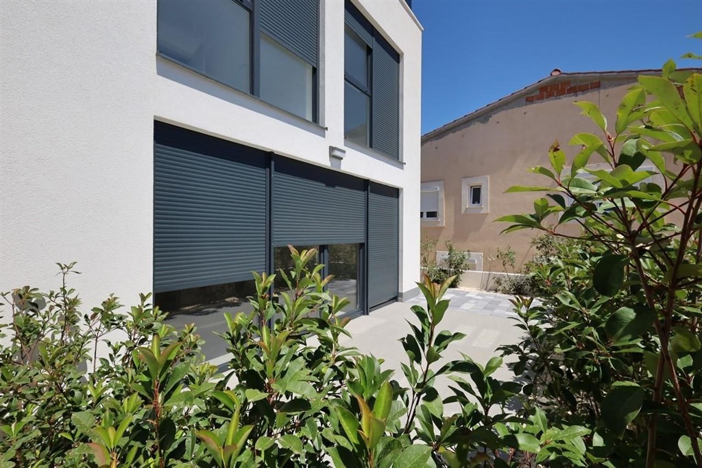 na-prodej-pekny-radovy-dum-se-stresni-terasou-a-vyhledem-na-more-tisno-chorvatsko