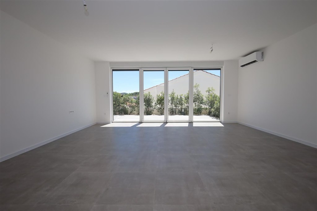 na-prodej-pekny-radovy-dum-se-stresni-terasou-a-vyhledem-na-more-tisno-chorvatsko