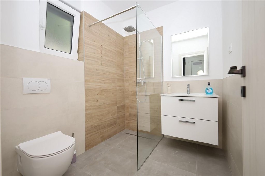 na-prodej-pekny-radovy-dum-se-stresni-terasou-a-vyhledem-na-more-tisno-chorvatsko