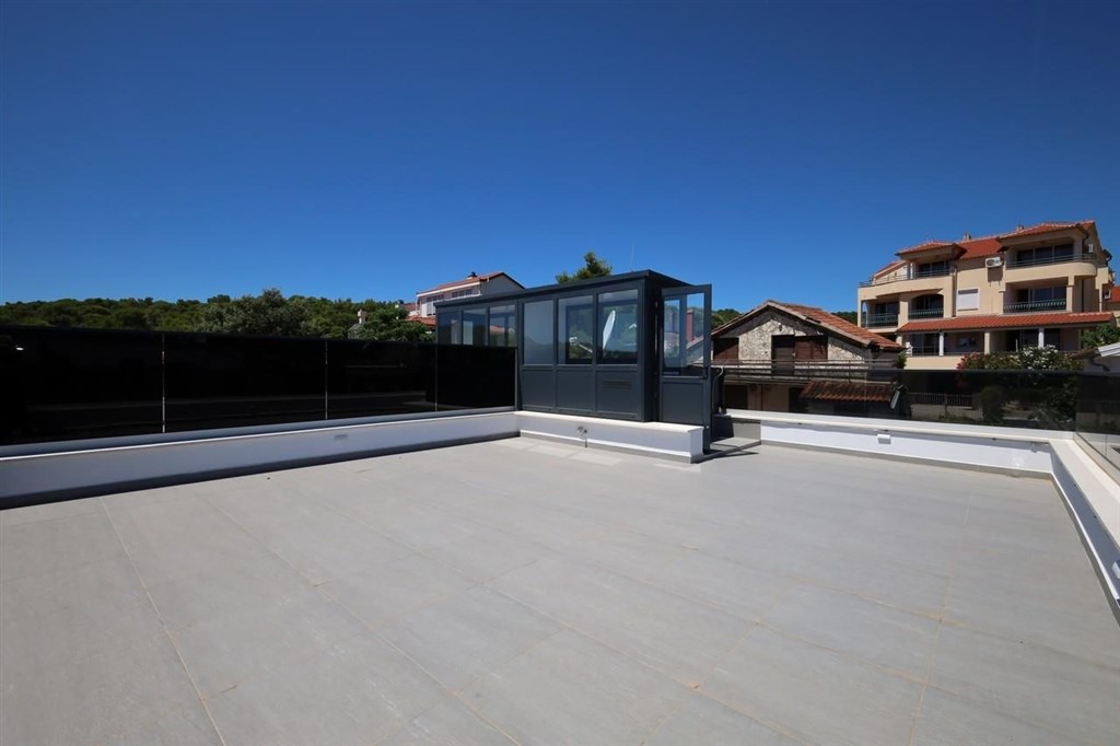 na-prodej-pekny-radovy-dum-se-stresni-terasou-a-vyhledem-na-more-tisno-chorvatsko