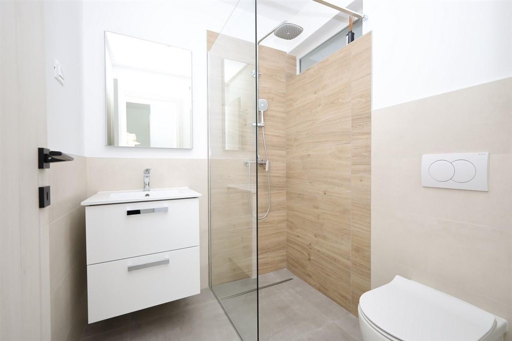 na-prodej-pekny-radovy-dum-se-stresni-terasou-a-vyhledem-na-more-tisno-chorvatsko