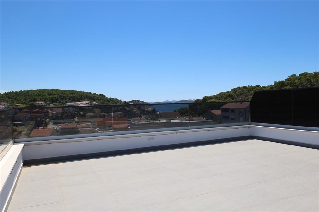 na-prodej-pekny-radovy-dum-se-stresni-terasou-a-vyhledem-na-more-tisno-chorvatsko