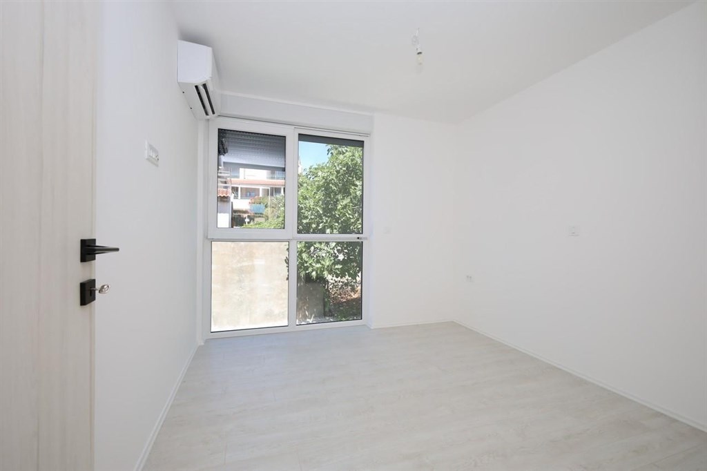 na-prodej-pekny-radovy-dum-se-stresni-terasou-a-vyhledem-na-more-tisno-chorvatsko