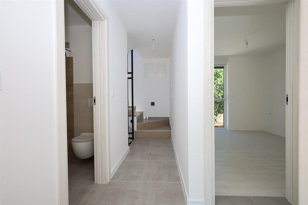 na-prodej-pekny-radovy-dum-se-stresni-terasou-a-vyhledem-na-more-tisno-chorvatsko