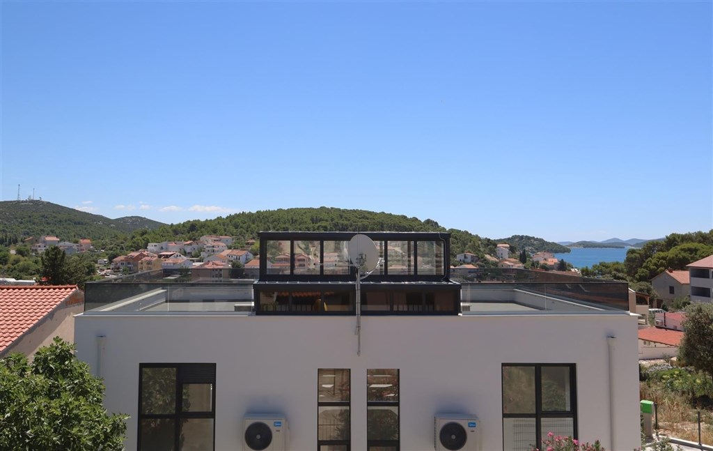 na-prodej-pekny-radovy-dum-se-stresni-terasou-a-vyhledem-na-more-tisno-chorvatsko