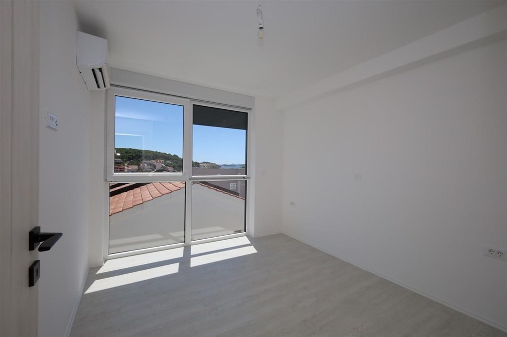 na-prodej-pekny-radovy-dum-se-stresni-terasou-a-vyhledem-na-more-tisno-chorvatsko