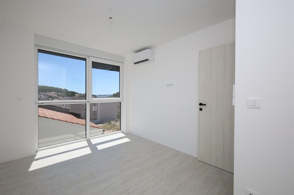 na-prodej-utulny-radovy-dum-se-stresni-terasou-a-vyhledem-na-more-tisno-chorvatsko