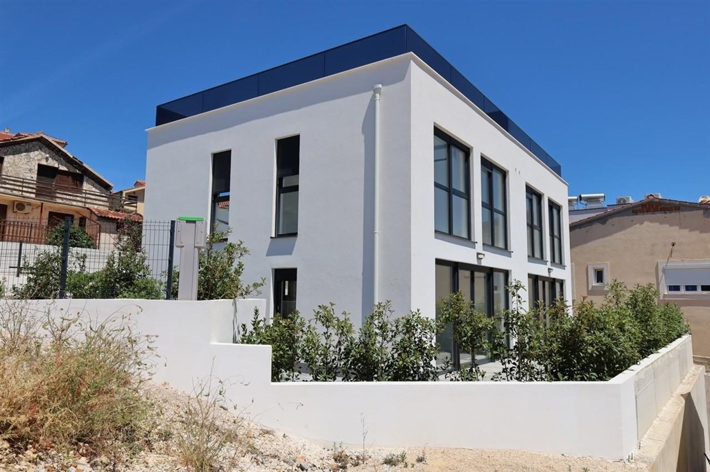 na-prodej-utulny-radovy-dum-se-stresni-terasou-a-vyhledem-na-more-tisno-chorvatsko