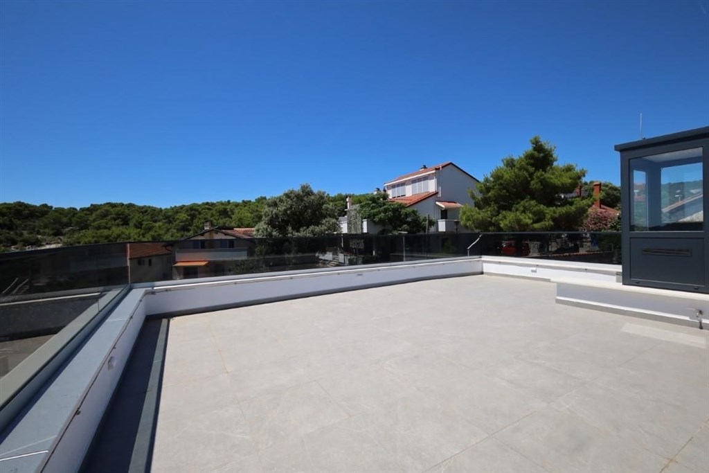 na-prodej-utulny-radovy-dum-se-stresni-terasou-a-vyhledem-na-more-tisno-chorvatsko