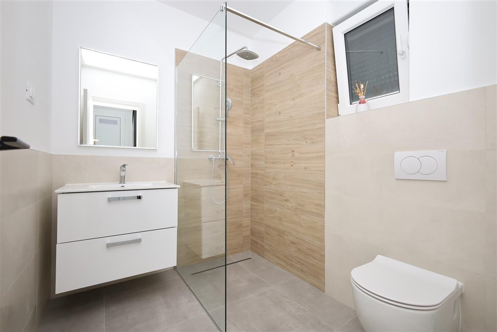 na-prodej-utulny-radovy-dum-se-stresni-terasou-a-vyhledem-na-more-tisno-chorvatsko