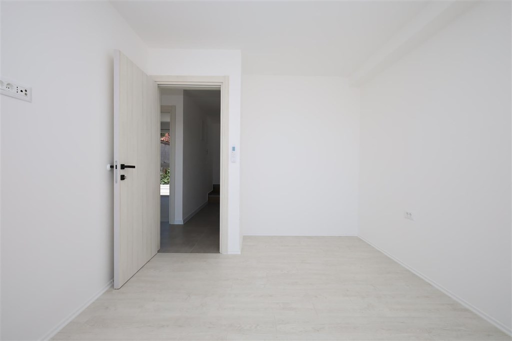 na-prodej-utulny-radovy-dum-se-stresni-terasou-a-vyhledem-na-more-tisno-chorvatsko