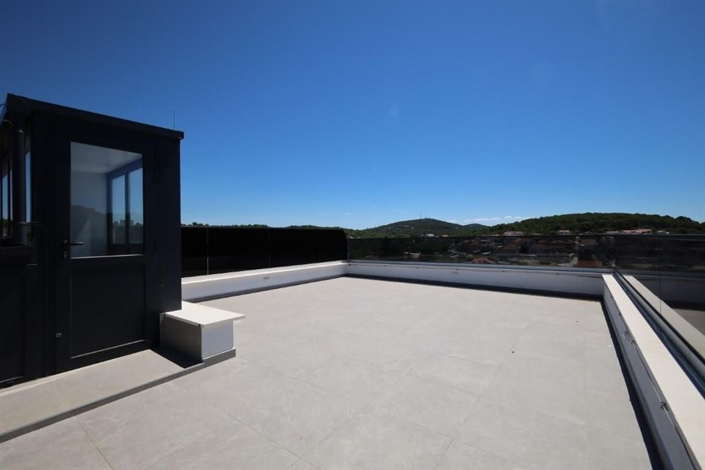 na-prodej-utulny-radovy-dum-se-stresni-terasou-a-vyhledem-na-more-tisno-chorvatsko