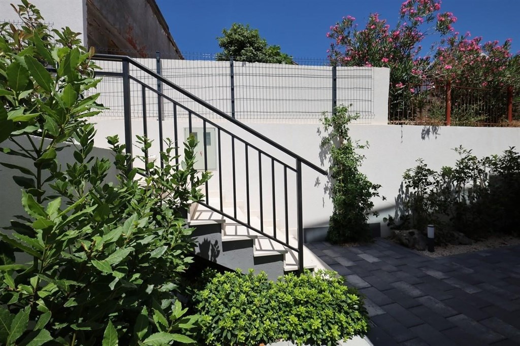 na-prodej-utulny-radovy-dum-se-stresni-terasou-a-vyhledem-na-more-tisno-chorvatsko