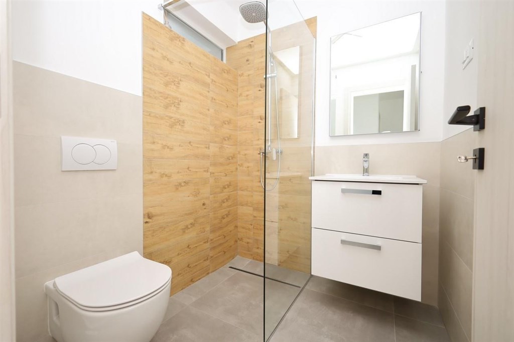 na-prodej-utulny-radovy-dum-se-stresni-terasou-a-vyhledem-na-more-tisno-chorvatsko