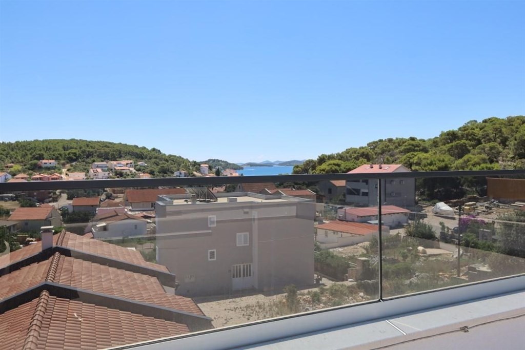 na-prodej-utulny-radovy-dum-se-stresni-terasou-a-vyhledem-na-more-tisno-chorvatsko