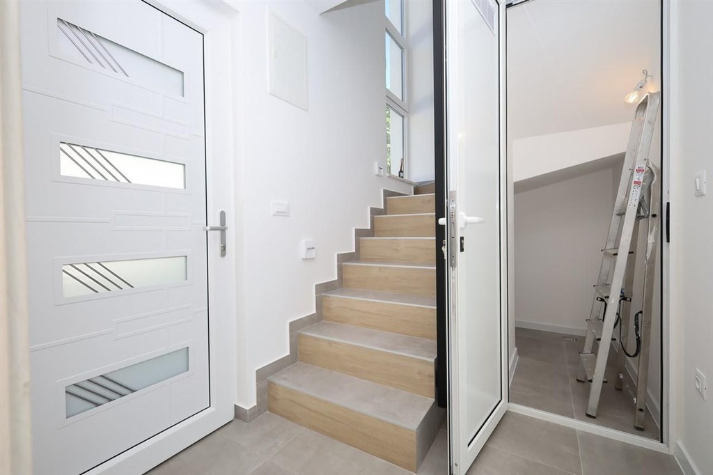 na-prodej-utulny-radovy-dum-se-stresni-terasou-a-vyhledem-na-more-tisno-chorvatsko