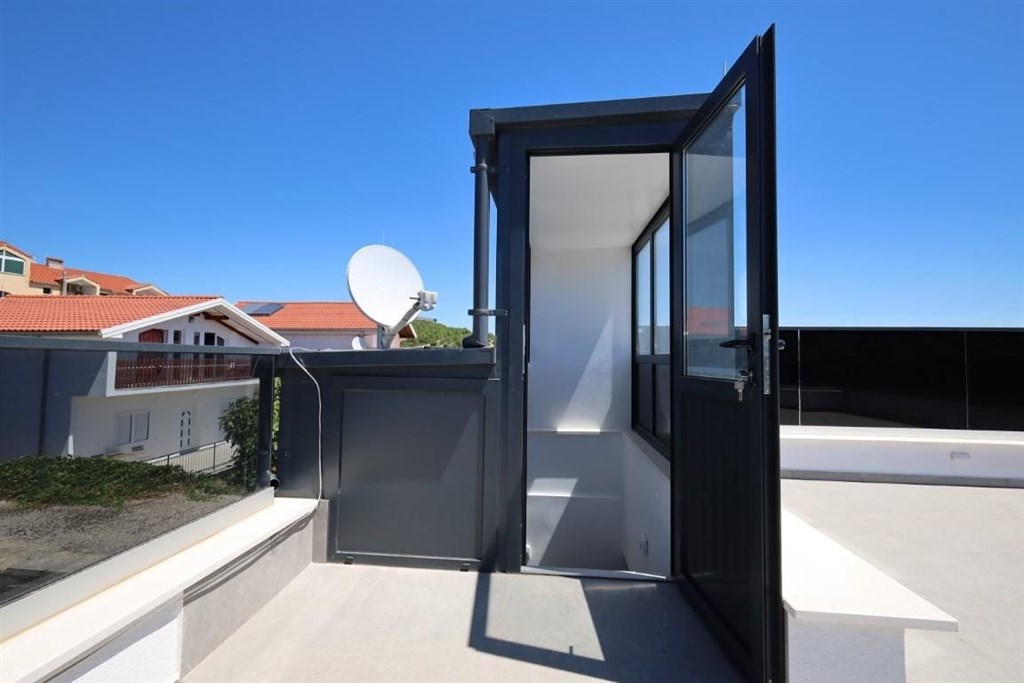 na-prodej-utulny-radovy-dum-se-stresni-terasou-a-vyhledem-na-more-tisno-chorvatsko