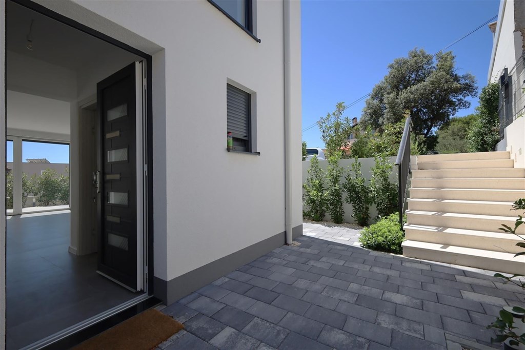 na-prodej-utulny-radovy-dum-se-stresni-terasou-a-vyhledem-na-more-tisno-chorvatsko