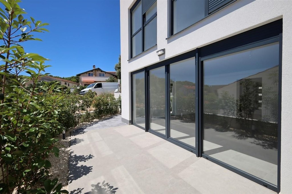 na-prodej-utulny-radovy-dum-se-stresni-terasou-a-vyhledem-na-more-tisno-chorvatsko