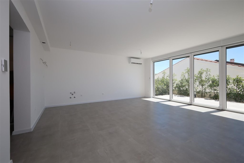 na-prodej-utulny-radovy-dum-se-stresni-terasou-a-vyhledem-na-more-tisno-chorvatsko