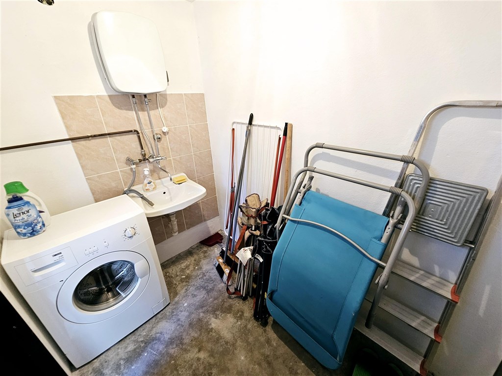 na-prodej-utulny-apartman-s-jednou-loznici-pouhych-50-m-od-more-a-plaze-malinska-ostrov-krk-chorvatsko