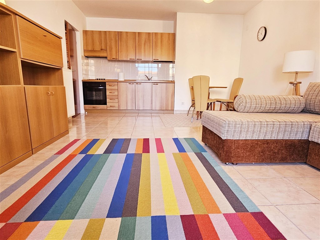 na-prodej-utulny-apartman-s-jednou-loznici-pouhych-50-m-od-more-a-plaze-malinska-ostrov-krk-chorvatsko
