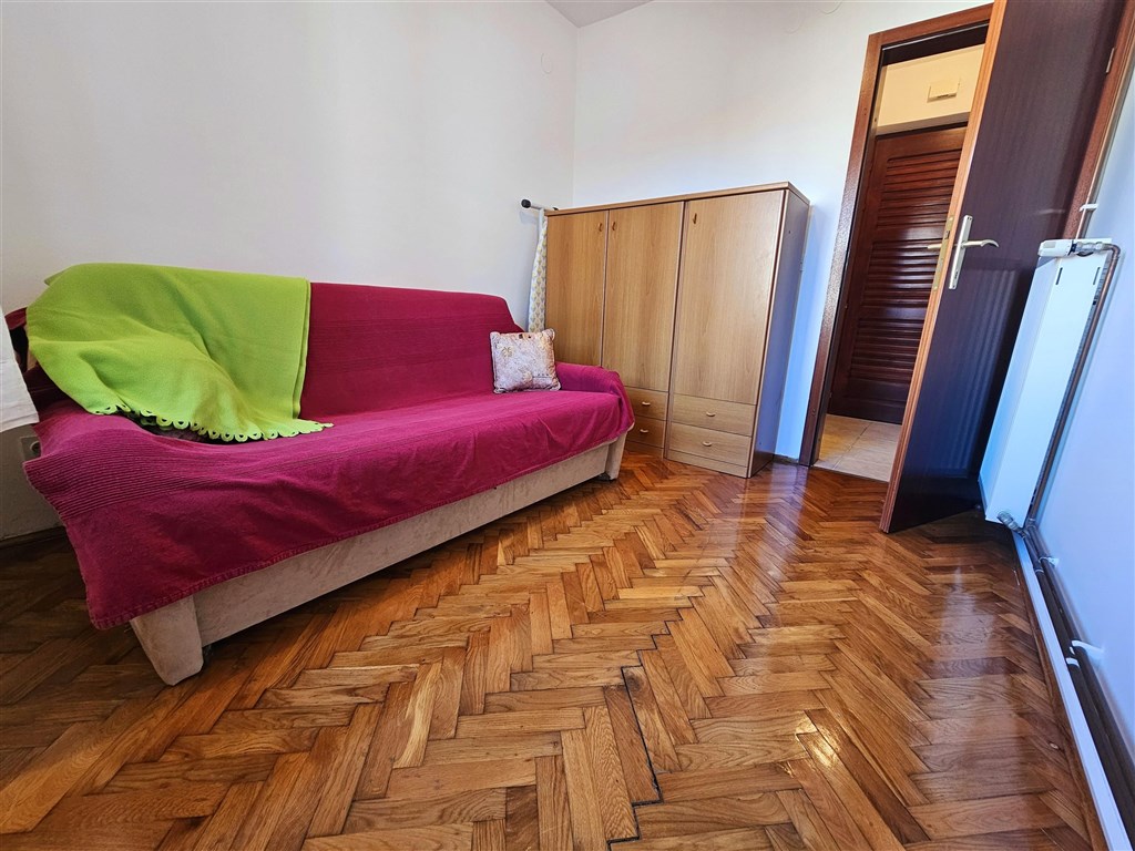 na-prodej-utulny-apartman-s-jednou-loznici-pouhych-50-m-od-more-a-plaze-malinska-ostrov-krk-chorvatsko
