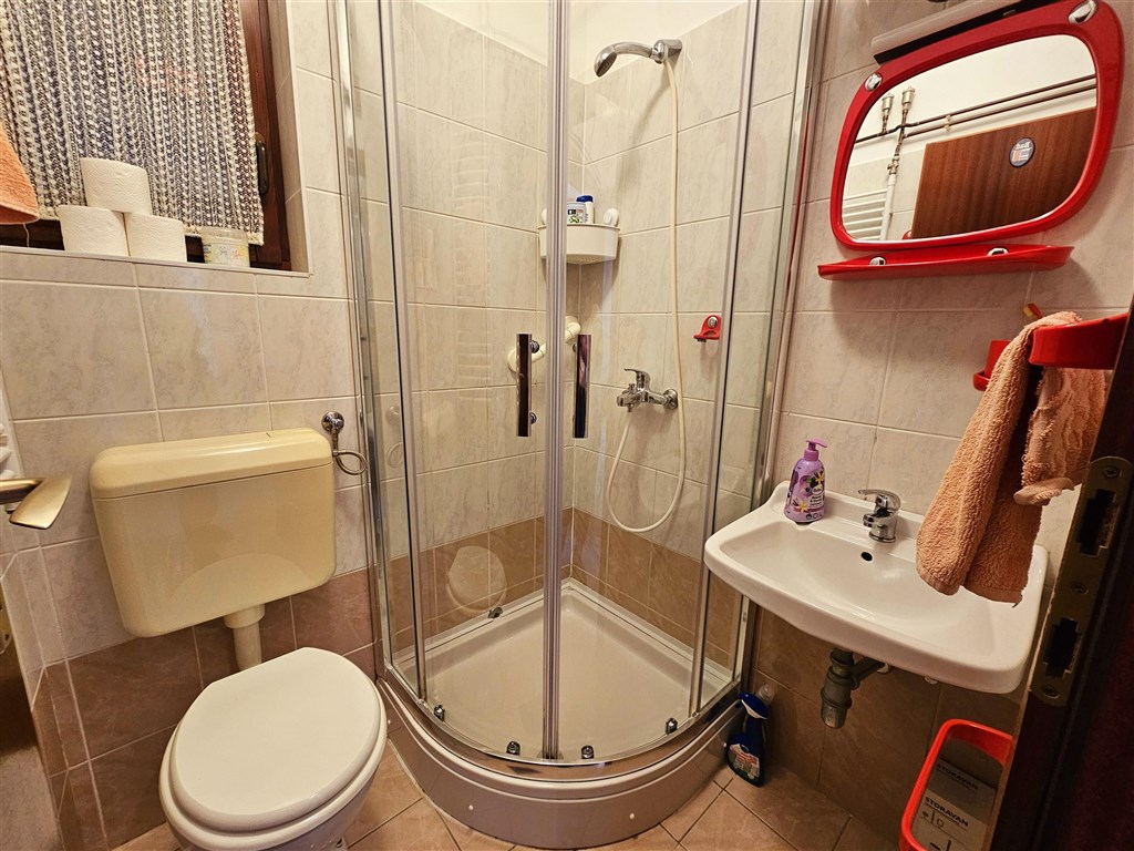 na-prodej-utulny-apartman-s-jednou-loznici-pouhych-50-m-od-more-a-plaze-malinska-ostrov-krk-chorvatsko