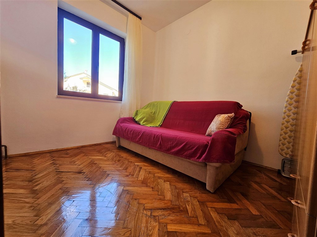 na-prodej-utulny-apartman-s-jednou-loznici-pouhych-50-m-od-more-a-plaze-malinska-ostrov-krk-chorvatsko