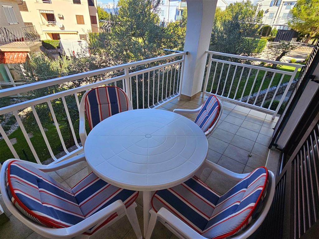 na-prodej-utulny-apartman-s-jednou-loznici-pouhych-50-m-od-more-a-plaze-malinska-ostrov-krk-chorvatsko