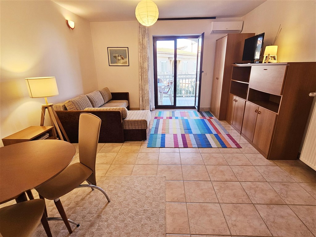 na-prodej-utulny-apartman-s-jednou-loznici-pouhych-50-m-od-more-a-plaze-malinska-ostrov-krk-chorvatsko